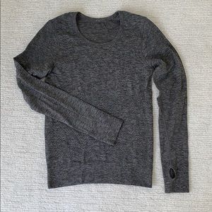 Like new! Loose fitting swiftly w thumb holes